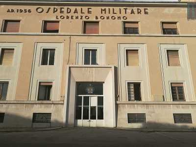 ...protegge lo stabile principale color crema, che si sviluppa su tre piani